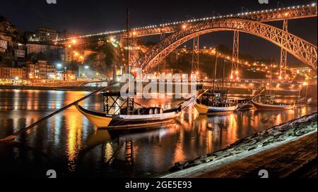 Festfahrenden Boote in der Nacht im Douro Fluss, Porto Portugal Stockfoto