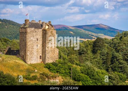 Neidpath Castle Scottish Borders, Schottland. VEREINIGTES KÖNIGREICH. August 2021. Schottland Vereinigtes Königreich Wetter. Eine schöne Aussicht auf Neidpath Castle in der Nähe von Peebles in den Scottish Borders. Neidpath Castle ist ein in Trümmern erbautes Turmhaus mit L-Plan, das den Fluss Tweed etwa 1.6 km westlich von Peebles an der Grenze zu Schottland überblickt. Die Baronie Neidpath ging 1312 durch die Heirat von Mary Fraser mit Sir Gilbert Hay an die Familie Hay über. Es wird vermutet, dass Sir William Hay das heutige Schloss Ende des 14. Jahrhunderts gebaut hat. Und Neidpath blieb bis 1686 in der Familie. Quelle: phil wilkinson/Alamy Live News Stockfoto