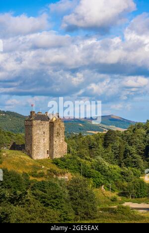 Neidpath Castle Scottish Borders, Schottland. VEREINIGTES KÖNIGREICH. August 2021. Schottland Vereinigtes Königreich Wetter. Eine schöne Aussicht auf Neidpath Castle in der Nähe von Peebles in den Scottish Borders. Neidpath Castle ist ein in Trümmern erbautes Turmhaus mit L-Plan, das den Fluss Tweed etwa 1.6 km westlich von Peebles an der Grenze zu Schottland überblickt. Die Baronie Neidpath ging 1312 durch die Heirat von Mary Fraser mit Sir Gilbert Hay an die Familie Hay über. Es wird vermutet, dass Sir William Hay das heutige Schloss Ende des 14. Jahrhunderts gebaut hat. Und Neidpath blieb bis 1686 in der Familie. Quelle: phil wilkinson/Alamy Live News Stockfoto