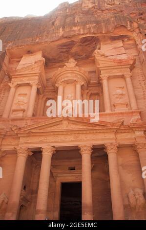 Das Finanzministerium, Petra, Jordanien, Naher Osten. Bekannt als Schatzkammer, ist dieses in den Fels gehauene Gebäude tatsächlich ein Grab. Stockfoto