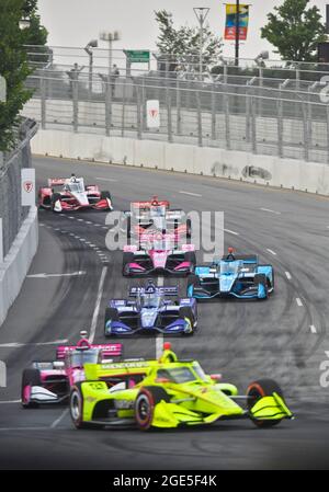 08. August 2021: Mehrere Fahrzeuge der NTT IndyCar Series fahren in die siebente Kurve, nachdem sie die koreanische Veterans Memorial Bridge während des ersten Big Machine Music City Grand Prix auf den Straßen von Nashville in Nashville, TN, überquert haben. Austin McAfee/CSM Stockfoto