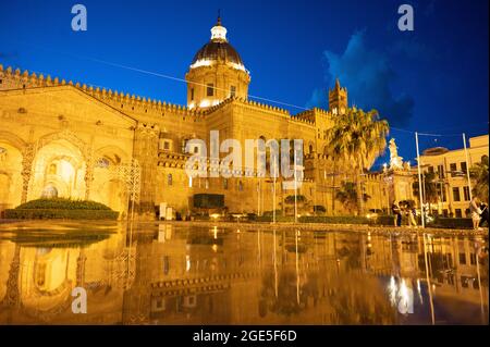 Palermo, Italien. Juli 2021. Die Kathedrale von Palermo spiegelt sich in einer Pfütze wider. Quelle: Sebastian Kahnert/dpa-Zentralbild/dpa/Alamy Live News Stockfoto