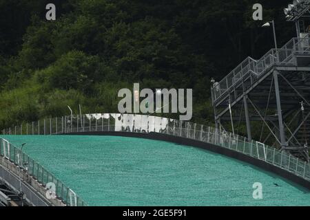 Nagano, Japan, 2021-10-08 , Sportlerspringen auf der Nagano Ski Jump, Austragungsort der Olympischen Winterspiele 2018. Stockfoto