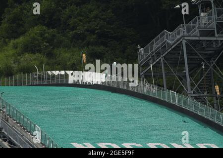 Nagano, Japan, 2021-10-08 , Sportlerspringen auf der Nagano Ski Jump, Austragungsort der Olympischen Winterspiele 2018. Stockfoto