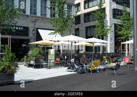 Zürich, Schweiz - 13. Juli 2019: Terrasse eines Restaurants in der Europaallee Stockfoto