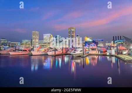 Blick auf die Gegend von Inner Harbor in der Innenstadt von Baltimore, Maryland, USA, bei Sonnenuntergang Stockfoto