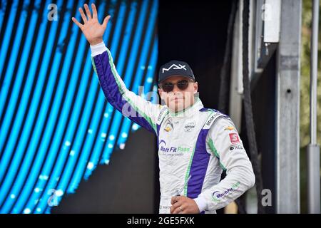 08. August 2021: Der Fahrer der NTT IndyCar Series, Max Chilton von Carlin Chevrolet, winkt den Fans bei der Vorstellung der Fahrer vor dem Start des ersten Big Machine Music City Grand Prix auf den Straßen von Nashville in Nashville, TN. Austin McAfee/CSM Stockfoto