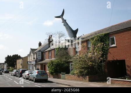 Bill Heine's Shark in einer Dachstatue in Headington, Oxford, Großbritannien Stockfoto