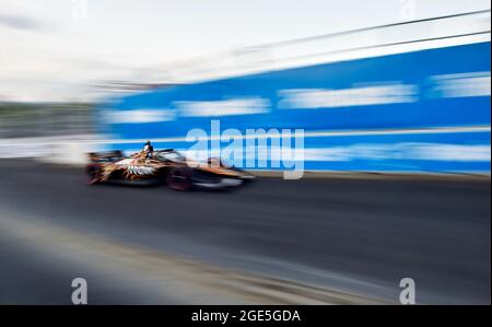 08. August 2021: Der Fahrer der NTT IndyCar Series Pato OÕWard fährt den Arrow McLaren SP Chevrolet während des ersten Big Machine Music City Grand Prix auf den Straßen von Nashville in Nashville, TN, in Richtung neun. Austin McAfee/CSM Stockfoto