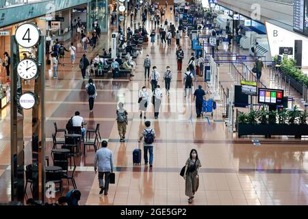 Tokio, Japan. August 2021. Passagiere, die Gesichtsmasken als vorbeugende Maßnahme gegen die Ausbreitung von Covid-19 tragen, werden am Tokyo International Airport, allgemein bekannt als Haneda Airport in Tokio, gesehen. Kredit: SOPA Images Limited/Alamy Live Nachrichten Stockfoto