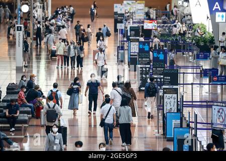 Tokio, Japan. August 2021. Passagiere, die Gesichtsmasken als vorbeugende Maßnahme gegen die Ausbreitung von Covid-19 tragen, werden am Tokyo International Airport, allgemein bekannt als Haneda Airport in Tokio, gesehen. Kredit: SOPA Images Limited/Alamy Live Nachrichten Stockfoto