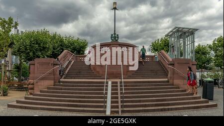 Historische Fußgängerzone Eiserner Steg, Eisenfußbrücke über den Main, Frankfurt Stockfoto