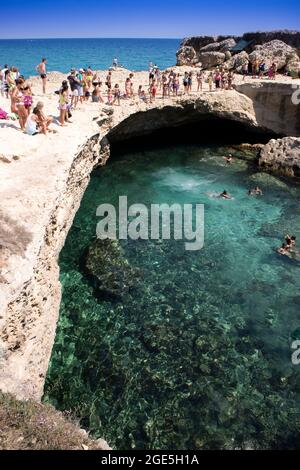 Blick auf die Grotta della Poesia in der Region Apulien in Italien Stockfoto