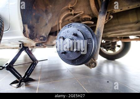 Eine Hinterradnabe des Autos nach dem Entfernen eines Reifens und des Rades, Aufrechterhaltung eines Brems- und Radsystems, Wagenheber zum Wechseln eines Autorades, Nahaufnahme Stockfoto