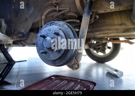 Eine Hinterradnabe des Autos nach dem Entfernen eines Reifens und des Rades, Aufrechterhaltung eines Brems- und Radsystems, Wagenheber zum Wechseln eines Autorades, Nahaufnahme Stockfoto