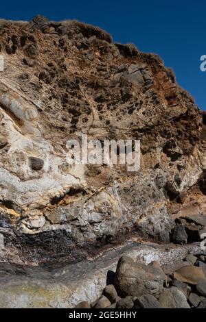 Freiliegende Klippen am Boulders Beach, zwischen Ballina und Lennox Head, NSW, Australien Stockfoto