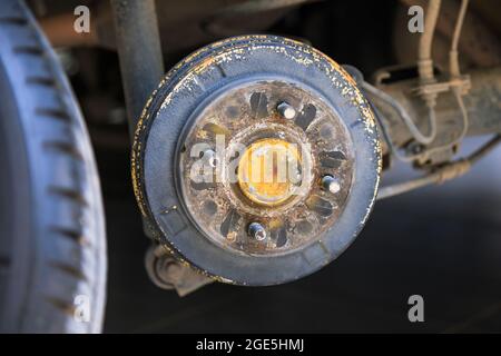 Eine Hinterradnabe des Autos nach dem Entfernen eines Reifens und des Rades, Aufrechterhaltung eines Brems- und Radsystems, Wagenheber zum Wechseln eines Autorades, Nahaufnahme Stockfoto