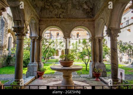 Kloster der Abtei von Fossanova, Latina, Latium, Italien. Kloster gotische zisterzienser. Stockfoto