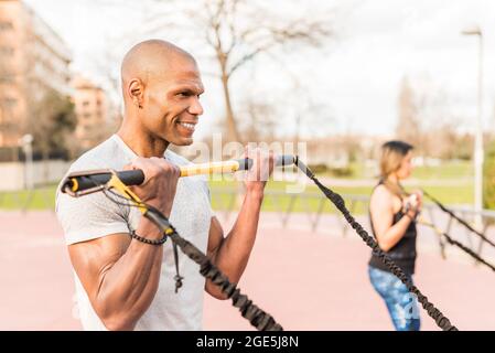 Atlhetic Multi-Ethnic Menschen trainieren mit einem Fitnessband im Park. Stockfoto