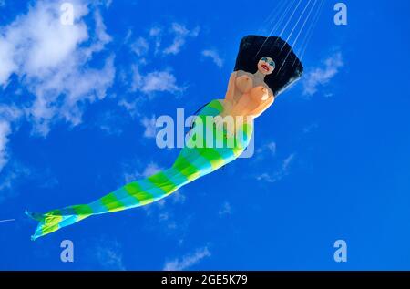 FRANKREICH, KITE FESTIVAL, DIE MEERJUNGFRAU DRACHEN OHNE STRUKTUR VON MARCO CASADIO ITALIENISCHEN DRACHEN-DESIGNER Stockfoto