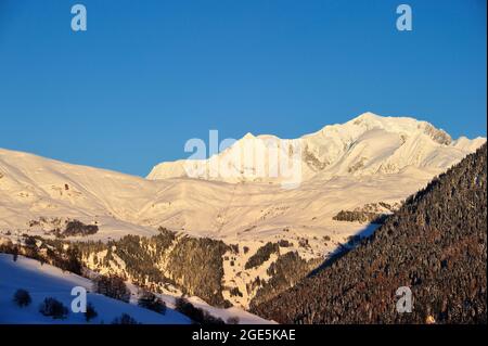 FRANKREICH, SAVOIE (73) UND HAUTE-SAVOIE (74) DER MONT-BLANC BLICK VOM BEAUFORTAIN, DER JOLY PASS MIT DEM SKIGEBIET CONTAMINES-MONTJOIE UND HAUTELU Stockfoto