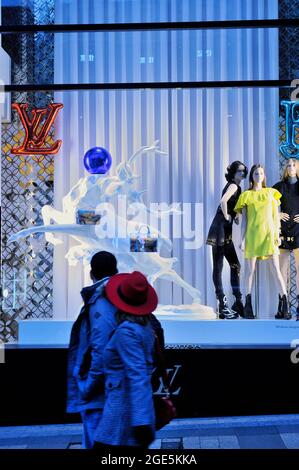 FRANKREICH, PARIS (75) 8. ARRONDISSEMENT, CHAMPS-ELYSEES AVENUE ZUR WEIHNACHTSZEIT, LOUIS VUITTON LUXUSLADEN Stockfoto