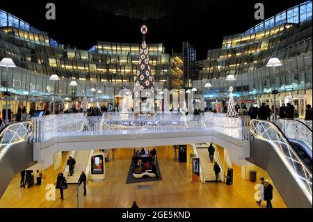 FRANKREICH, LA DEFENSE (92) ZUR WEIHNACHTSZEIT, DAS CNIT-GESCHÄFTS- UND EINKAUFSZENTRUM Stockfoto
