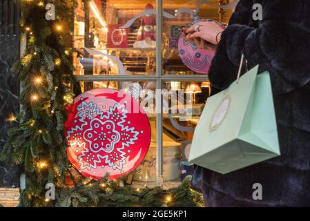 FRANKREICH, PARIS (75) 8. ARRONDISSEMENT, LADUREE PARIS ROYALE GESCHÄFT ZUR WEIHNACHTSZEIT Stockfoto