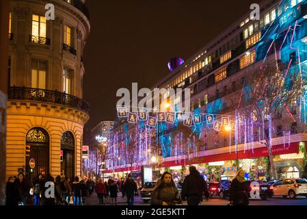 FRANKREICH, PARIS (75) 8. ARRONDISSEMENT, DAS EINKAUFSZENTRUM DES HAUSSMANN BOULEVARD ZUR WEIHNACHTSZEIT Stockfoto