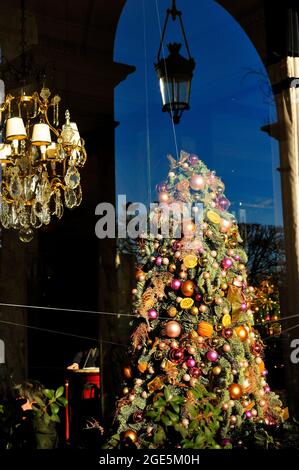 FRANKREICH, PARIS (75) 1. ARRONDISSEMENT, RUE DE RIVOLI ZUR WEIHNACHTSZEIT, LE MEURICE HOTEL Stockfoto