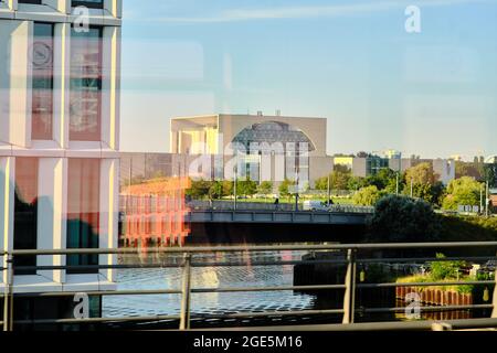 Berlin, Deutschland. August 2021. Blick vom Umzug IC 2949 zum Kanzleramt im Morgenlicht. Quelle: Stefan Jaitner/dpa/Alamy Live News Stockfoto