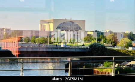 Berlin, Deutschland. August 2021. Blick vom Umzug IC 2949 zum Kanzleramt im Morgenlicht. Quelle: Stefan Jaitner/dpa/Alamy Live News Stockfoto