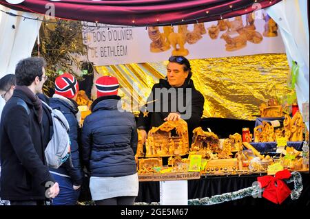 FRANKREICH, PARIS (75) 4 UND 5. ARRONDISSEMENT, WEIHNACHTSMARKT VON NOTRE-DAME, OLIVENHOLZKRIPPE HERSTELLER Stockfoto