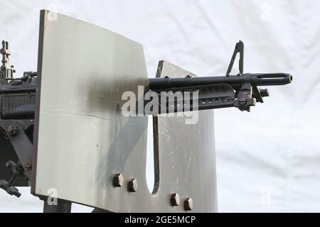 Maschinengewehr mit Sockel Panzerung Schild am Fahrzeug montieren Stockfoto