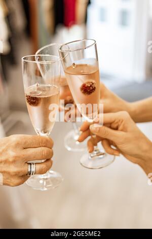 Schöne weibliche Hände halten Gläser Champagner oder Rosenwein. Nahaufnahme. Frauen klirrrende Gläser. Feiern, feiern oder feiern Sie das neue Jahr. Weichfokus Stockfoto