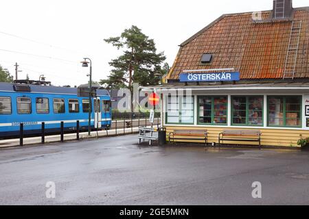 Osterskar, Schweden - 16. August 2021: Die Schmalspurbahn Roslagsbanan im Einsatz für SL am Endbahnhof Osterskar. Stockfoto