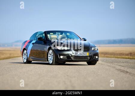 Berlin - April 2014: BMW 3 series E93 328i Cabriolet mit m-Pack Logo Streifen im Freien. Offenes Cabrio. BMW Cabriolet der 3-er Serie im Feldland Stockfoto