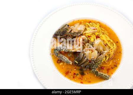 Berühmtes thailändisches Essen, 'Yum poo ma' würziger Mangosalat mit blauem Krabbenisolat auf weißem Hintergrund Stockfoto