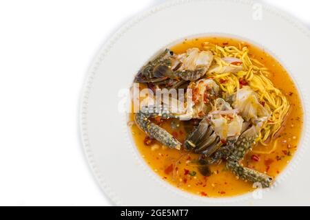 Berühmtes thailändisches Essen, 'Yum poo ma' würziger Mangosalat mit blauem Krabbenisolat auf weißem Hintergrund Stockfoto