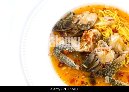 Berühmtes thailändisches Essen, 'Yum poo ma' würziger Mangosalat mit blauem Krabbenisolat auf weißem Hintergrund Stockfoto