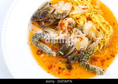 Berühmtes thailändisches Essen, 'Yum poo ma' würziger Mangosalat mit blauem Krabbenisolat auf weißem Hintergrund Stockfoto