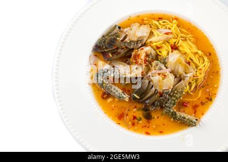 Berühmtes thailändisches Essen, 'Yum poo ma' würziger Mangosalat mit blauem Krabbenisolat auf weißem Hintergrund Stockfoto