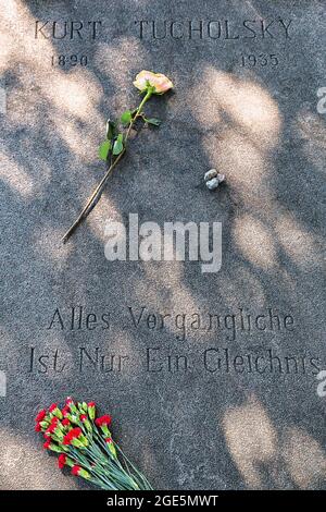 Inschrift, Goethe-Zitat auf Steinplatte, alles Vergängliche ist nur eine Parabel, Blumen auf dem Grab von Kurt Tucholsky, Mariefred Friedhof Stockfoto