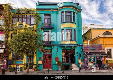 Farbenfrohe, einladend gestaltete Fassaden, Hotel und Café in der Altstadt, Sultanahmet, europäischer Teil, Istanbul, Türkei Stockfoto