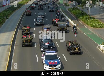 Jakarta, Indonesien. August 2021. Die Teilnehmer nehmen an einer Kundgebung zum 76. Unabhängigkeitstag Indonesiens in Jakarta, Indonesien, am 17. August 2021 Teil. Kredit: Zulkarnain/Xinhua/Alamy Live Nachrichten Stockfoto