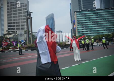 Jakarta, Indonesien. August 2021. Eine Frau posiert für Fotos während einer Feier des 76. Unabhängigkeitstages von Indonesien in Jakarta, Indonesien, am 17. August 2021. Kredit: Zulkarnain/Xinhua/Alamy Live Nachrichten Stockfoto