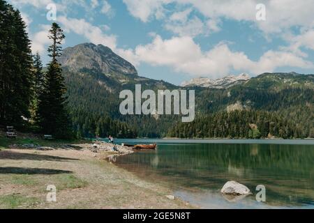 Schwarzer See Crno jezero, Nord-Montenegro. Es ist ein Gletschersee auf dem Mount Durmitor, auf einer Höhe von 1,416 m. Schwarzer See in Durmitor National Stockfoto