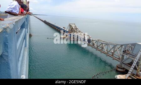 Zug auf der Pamban-Brücke. Eisenbahnbrücke, die Mandapam mit der Insel Pamban und Rameswaram, Tamilnadu, Indien verbindet Stockfoto