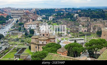 Überblick über das historische Zentrum von Rom, Blick auf Caesar's Forum links, Kolosseum hinten, Forum Romanum in der Mitte, Titusbogen dahinter Stockfoto