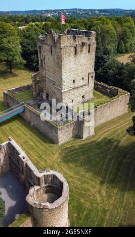 Vogelansicht der Ruinen der teilweise rekonstruierten ehemaligen Wasserburg Burg Altendorf aus dem Mittelalter, im Vordergrund die Ruinen des Wachturms Stockfoto